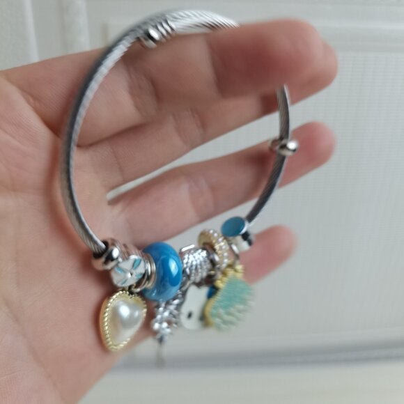 💖💫 ⭐Blue & Yellow Hello Kitty Charm Pendant Tone Bangle Bracelet💫 ⭐ - Picture 3 of 4
